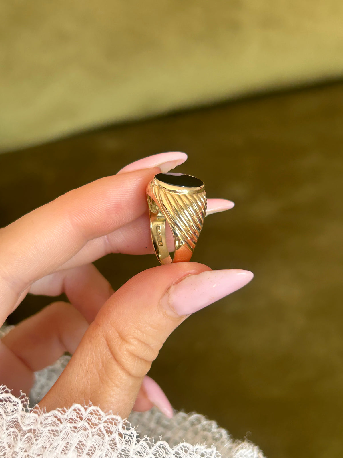 Chunky 9ct Gold Black Onyx Ribbed Signet Ring