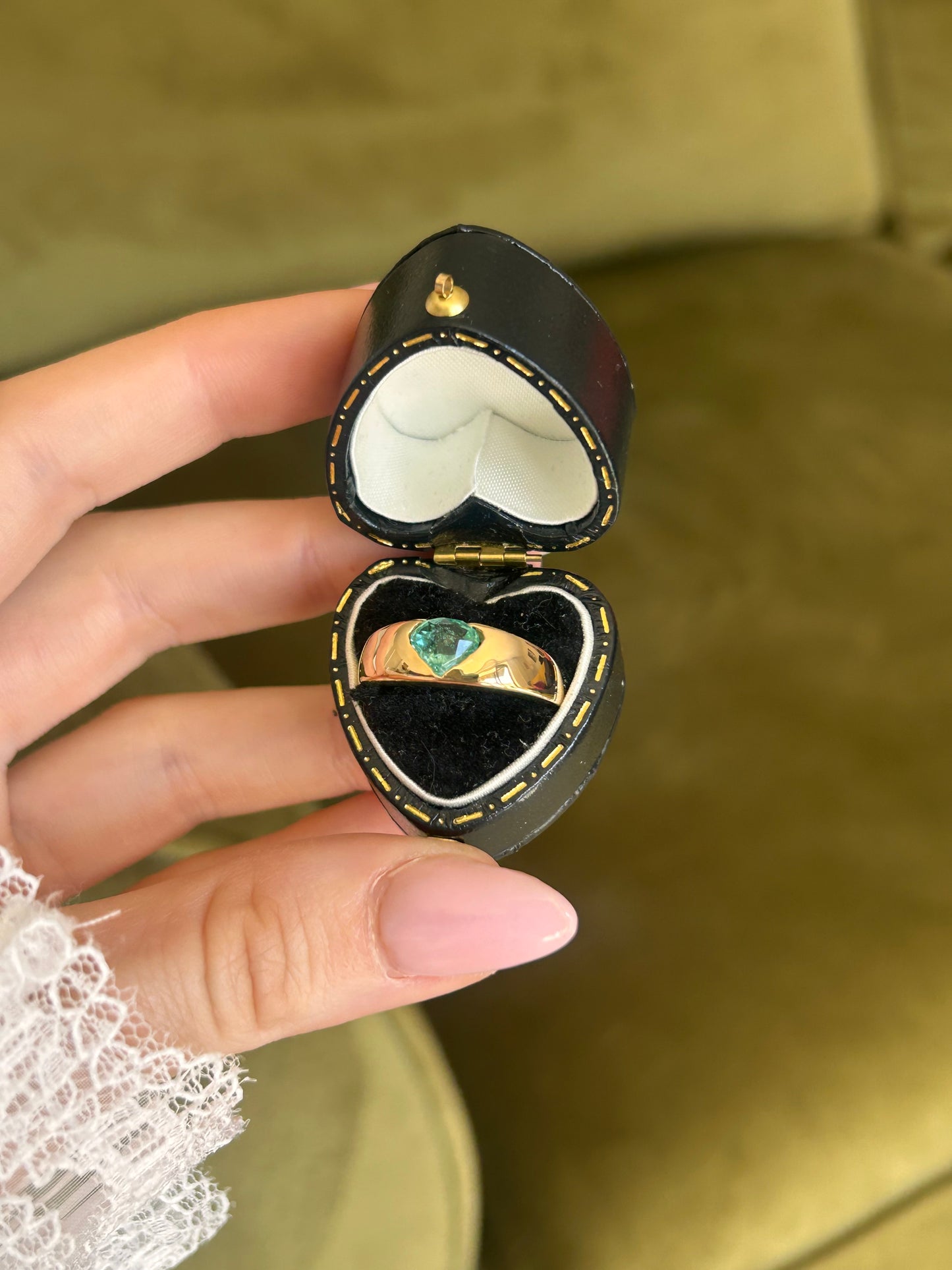18ct Gold Heart Emerald Band Ring