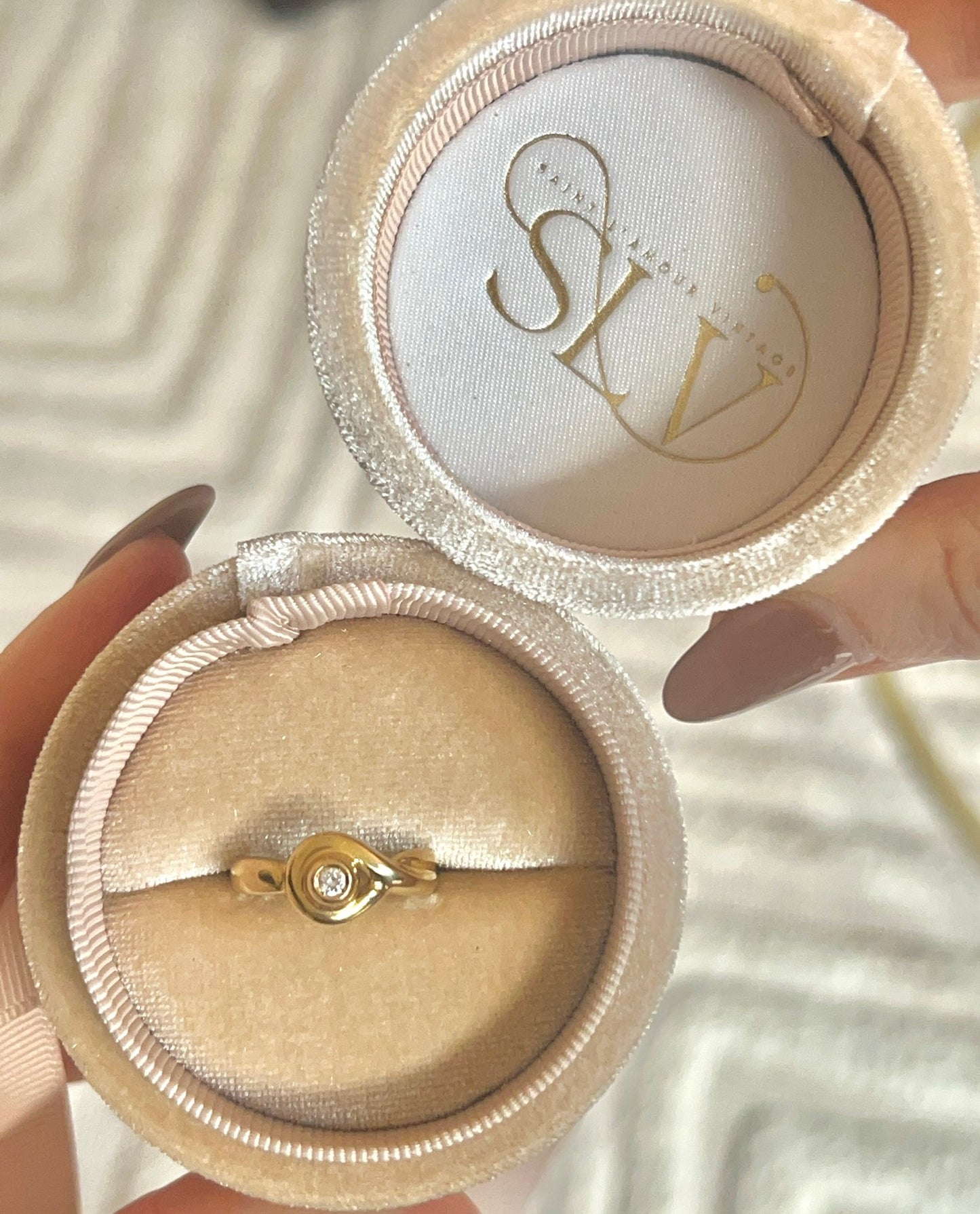 Vintage 18ct Gold Infinity Style Solitaire Diamond Ring