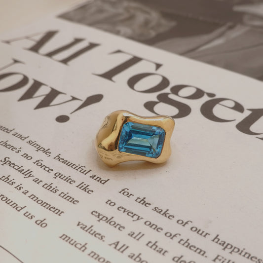 Vintage 14ct Gold Sculptural Blue Topaz Ring