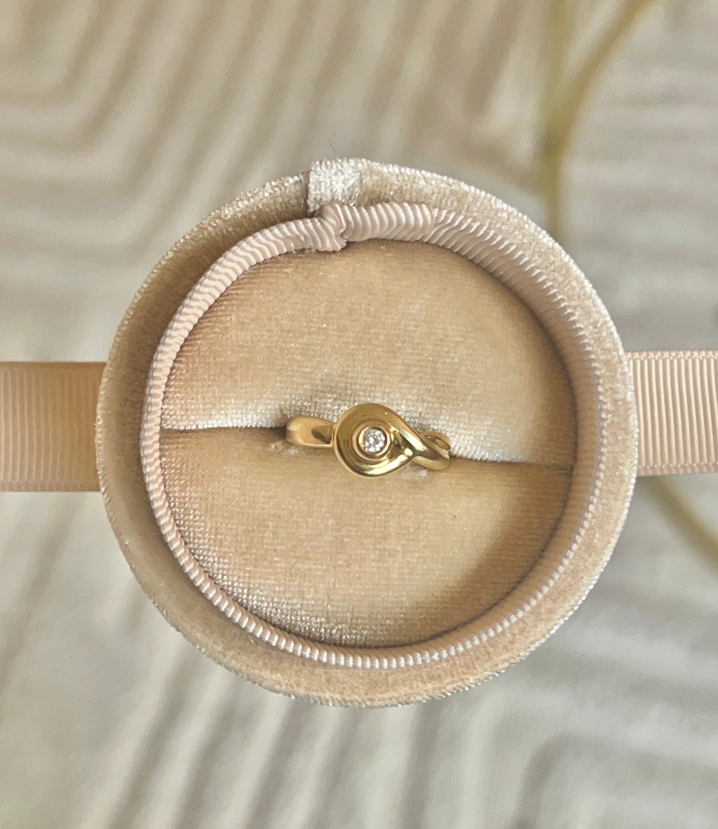 Vintage 18ct Gold Infinity Style Solitaire Diamond Ring