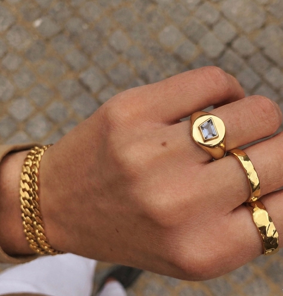 9ct Gold Signet Ring with Fancy-Cut Natural Sapphire