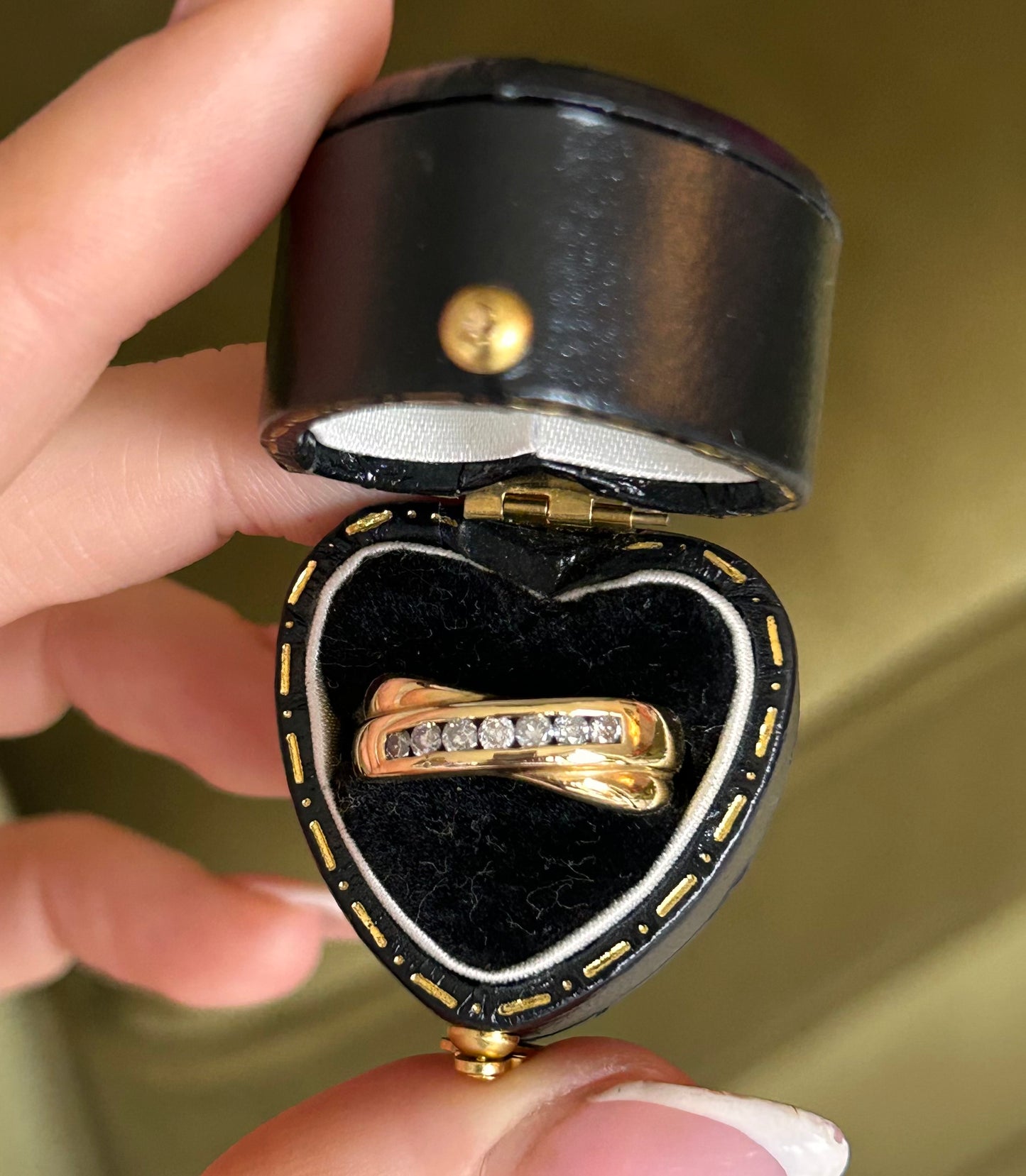 18ct Gold Diamond Cross Over Band Ring