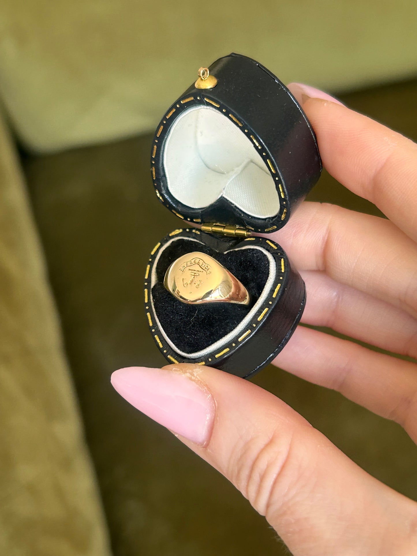 Vintage 9ct Gold Engraved Crest Signet Pinky Ring