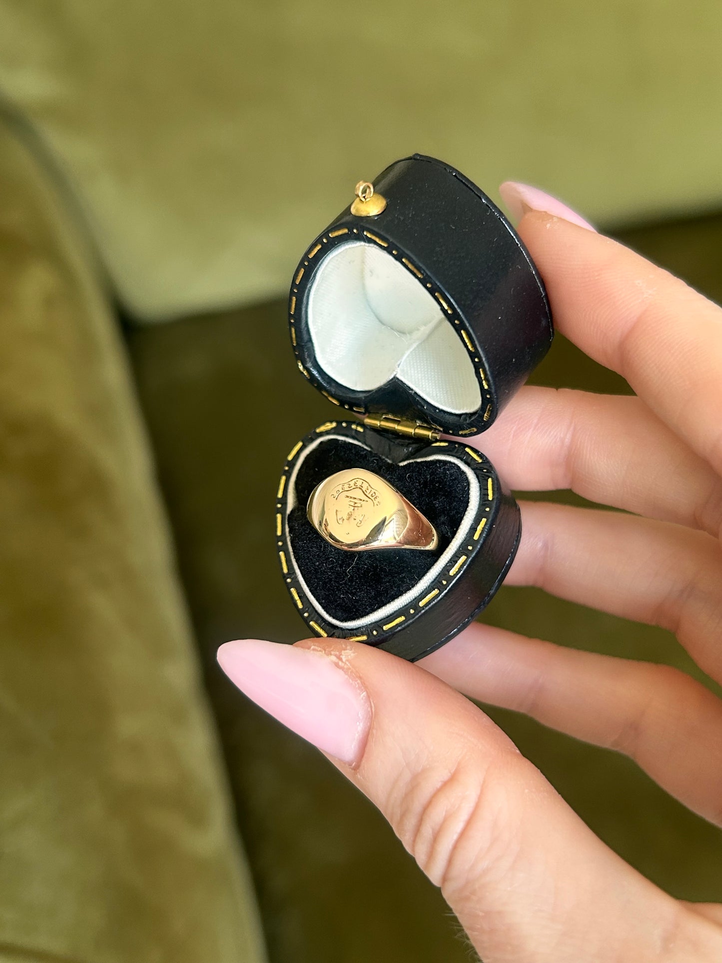 Vintage 9ct Gold Engraved Crest Signet Pinky Ring
