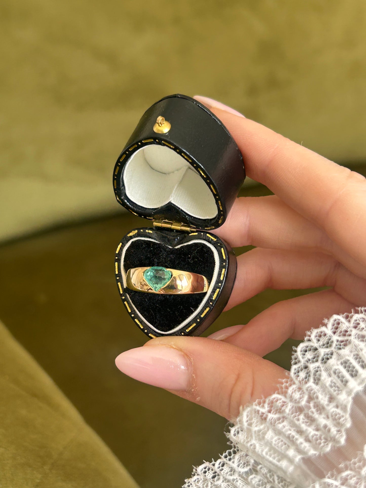 18ct Gold Heart Emerald Band Ring