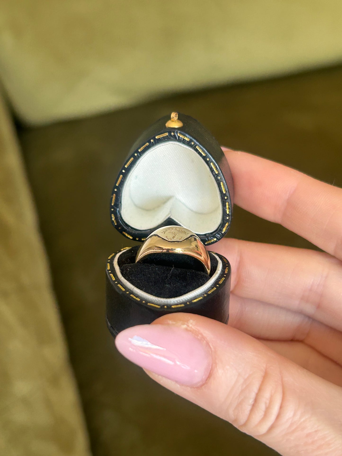 Vintage 9ct Gold Engraved Crest Signet Pinky Ring