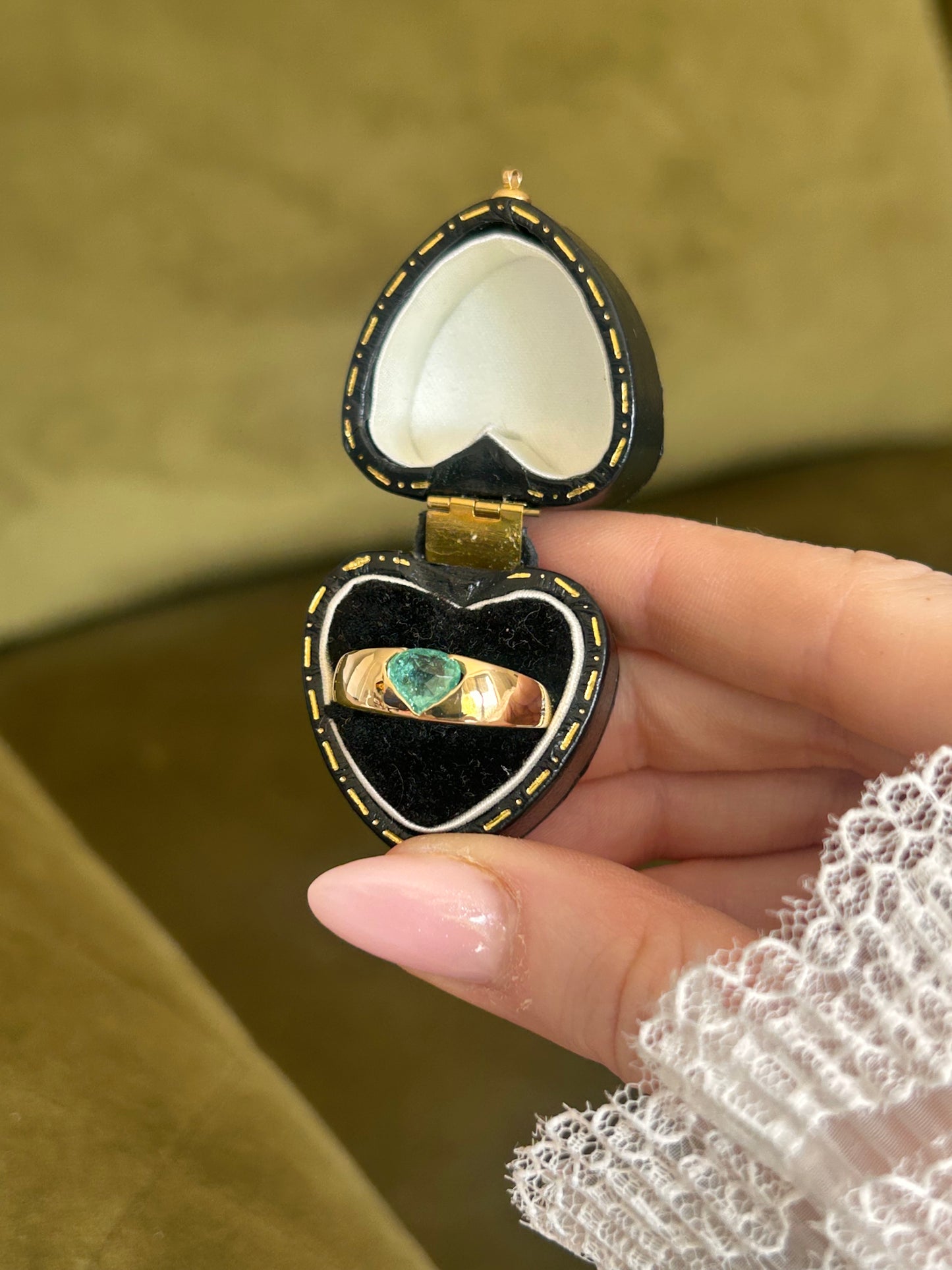 18ct Gold Heart Emerald Band Ring