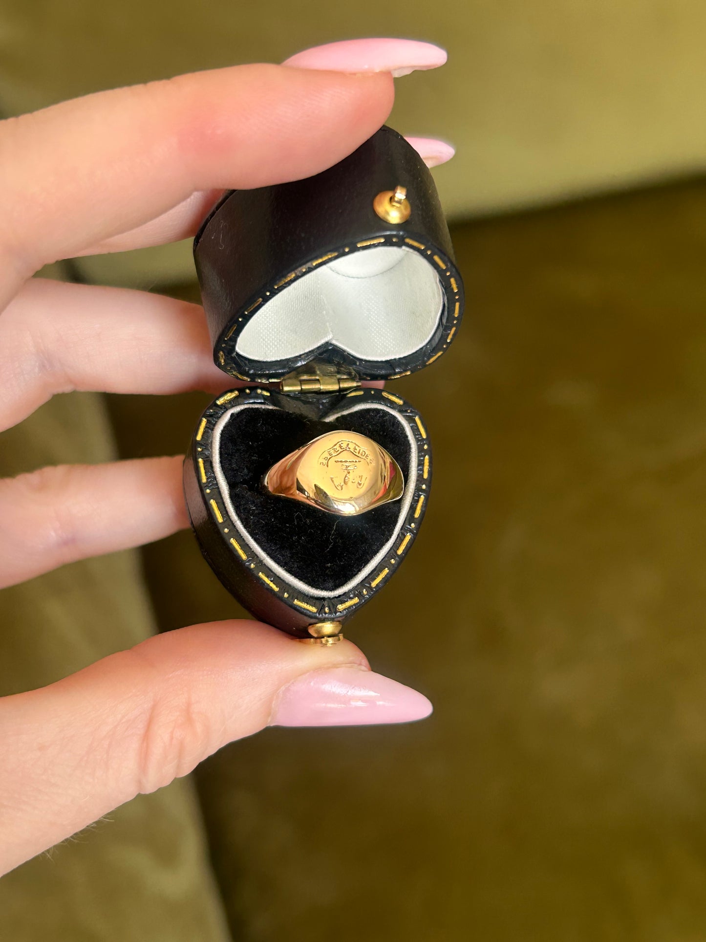 Vintage 9ct Gold Engraved Crest Signet Pinky Ring