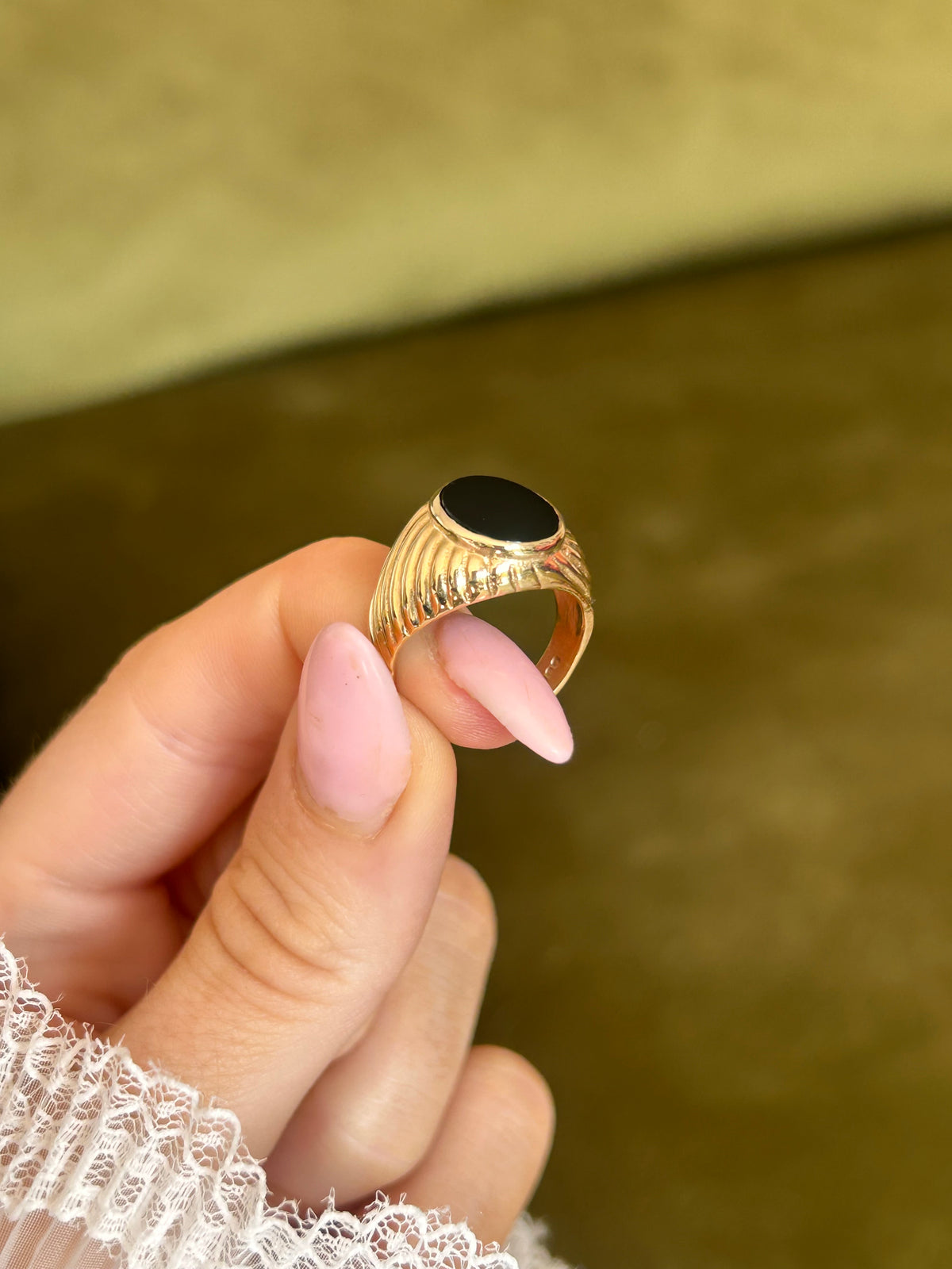 Chunky 9ct Gold Black Onyx Ribbed Signet Ring