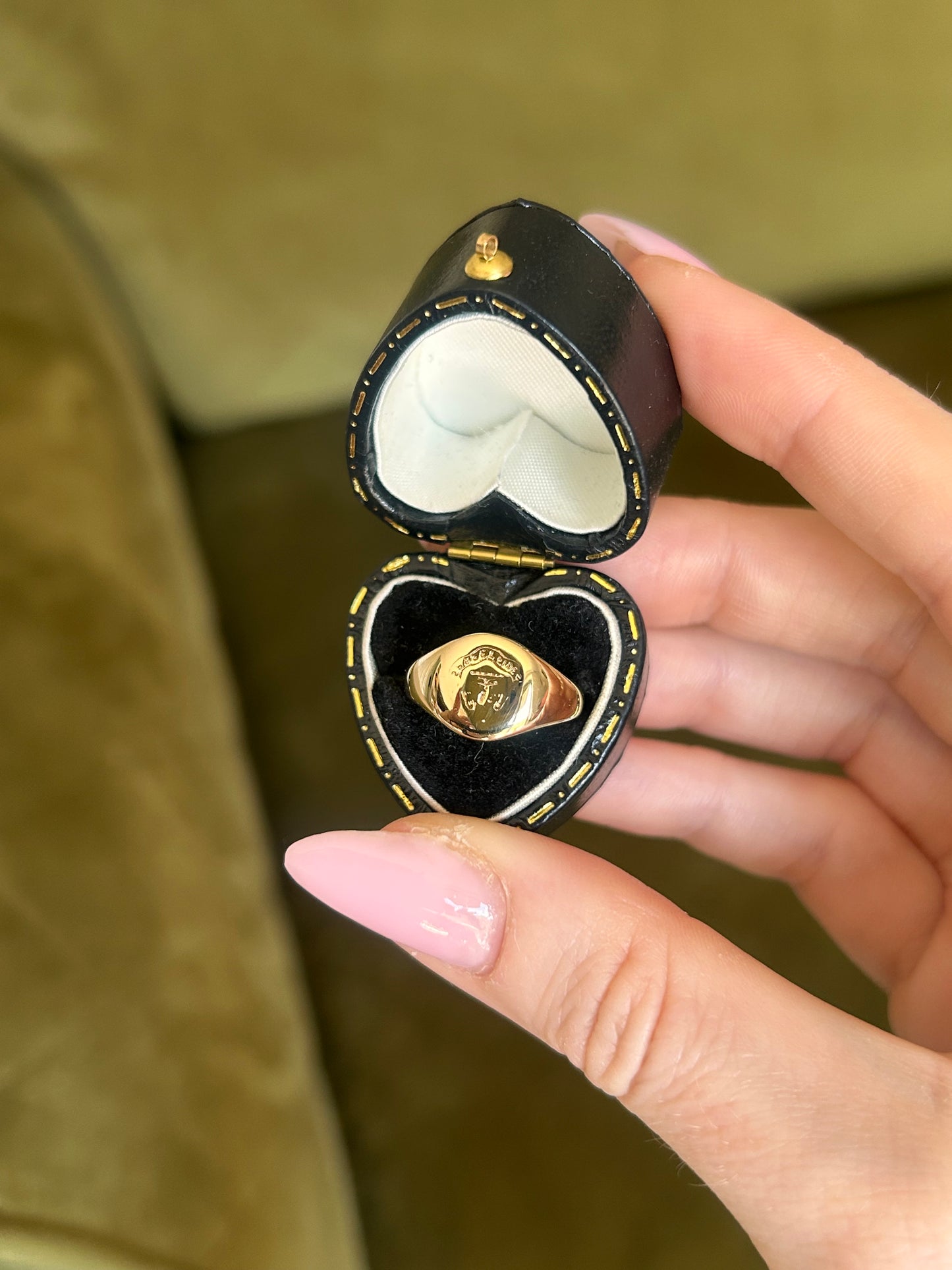 Vintage 9ct Gold Engraved Crest Signet Pinky Ring