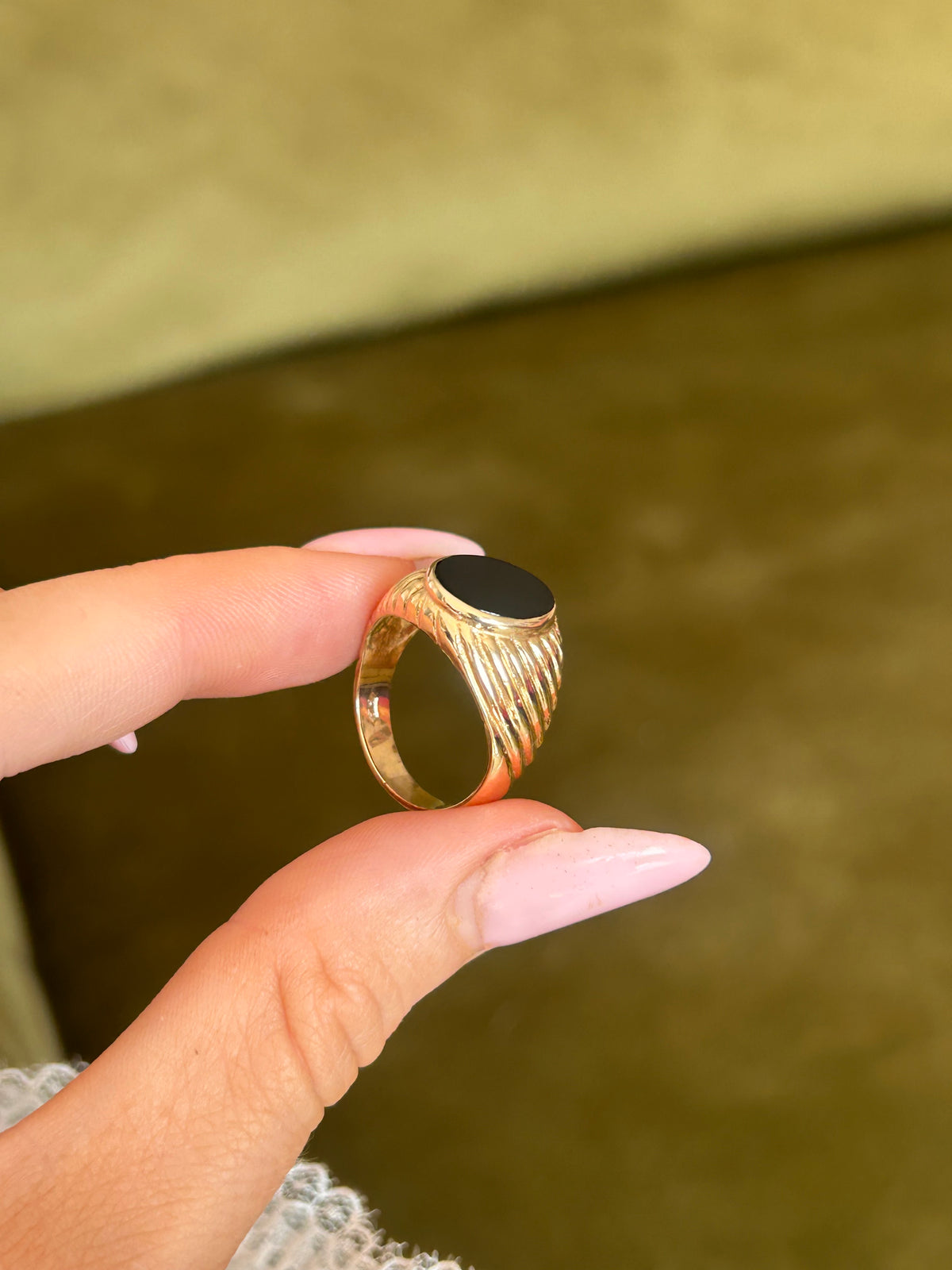 Chunky 9ct Gold Black Onyx Ribbed Signet Ring