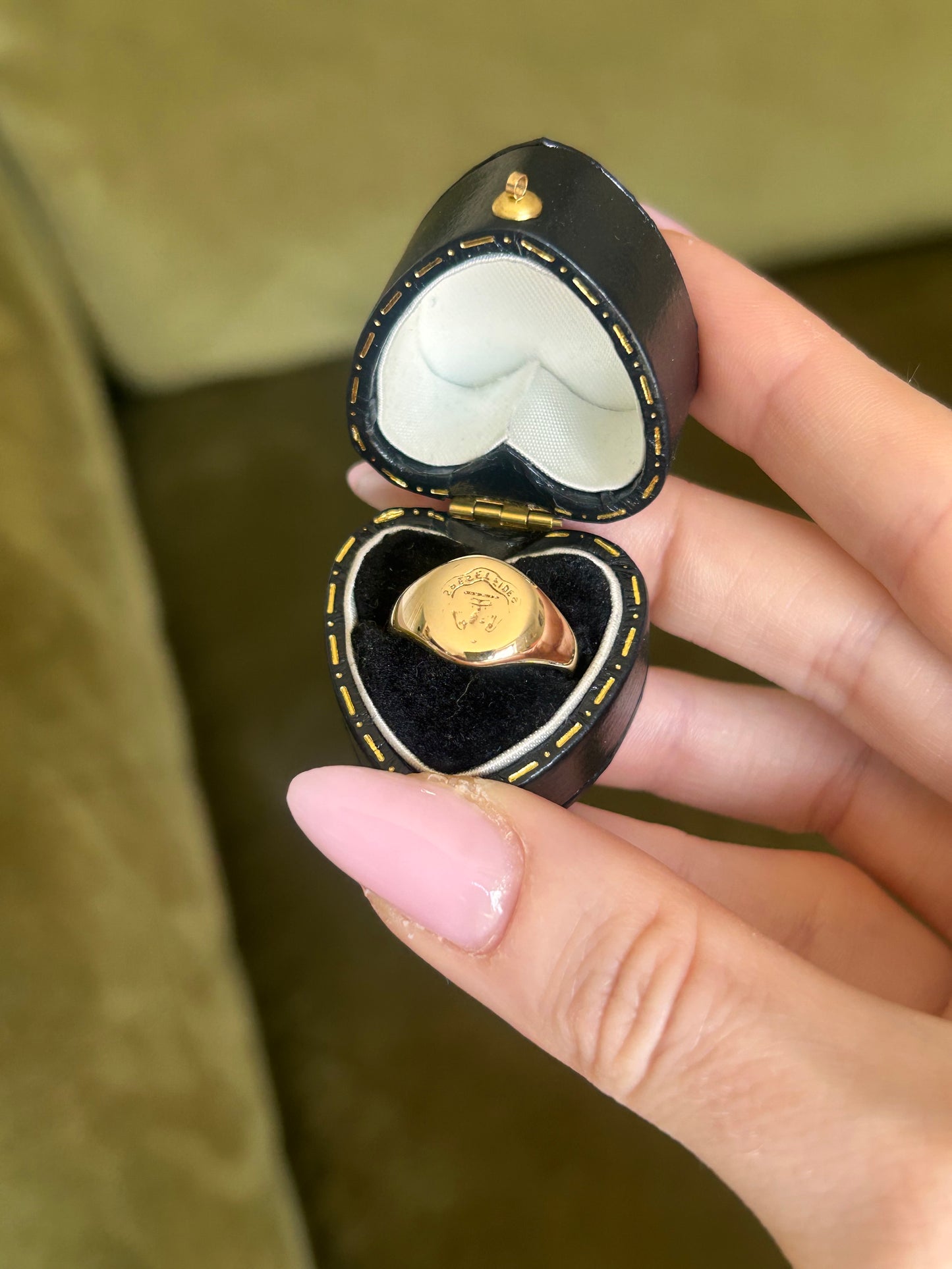 Vintage 9ct Gold Engraved Crest Signet Pinky Ring