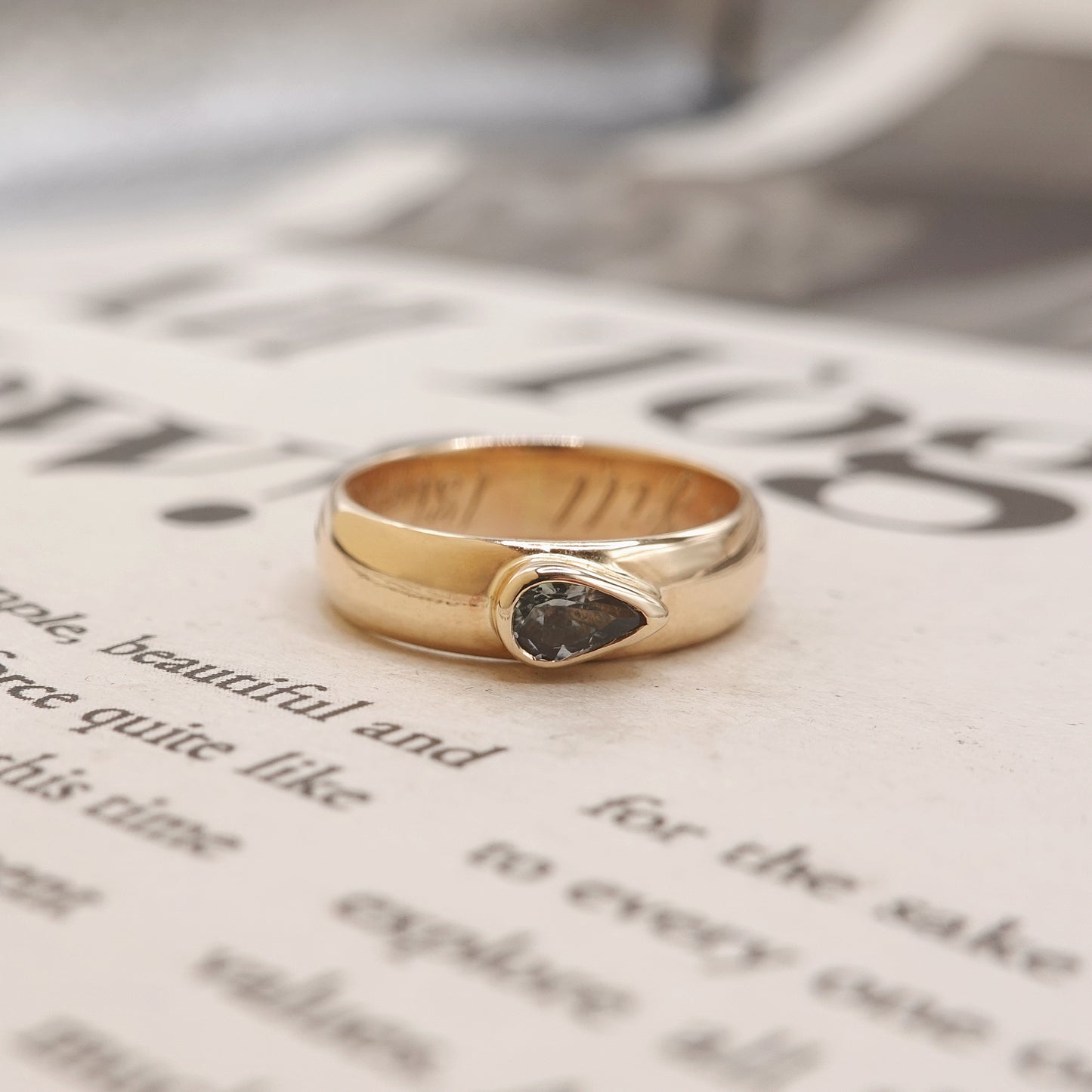 9ct Gold Vintage Tanzanite Bezel Ring (1976)
